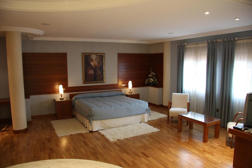 Hotel Alameda Alba De Tormes Oda fotoğraf