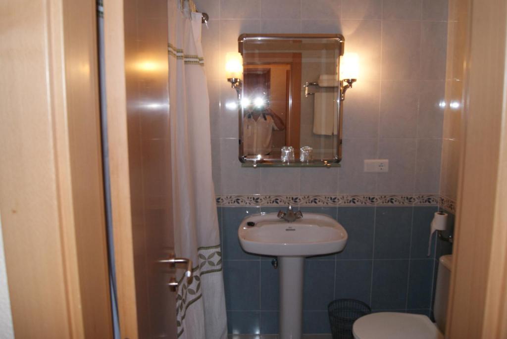 Hotel Alameda Alba De Tormes Oda fotoğraf