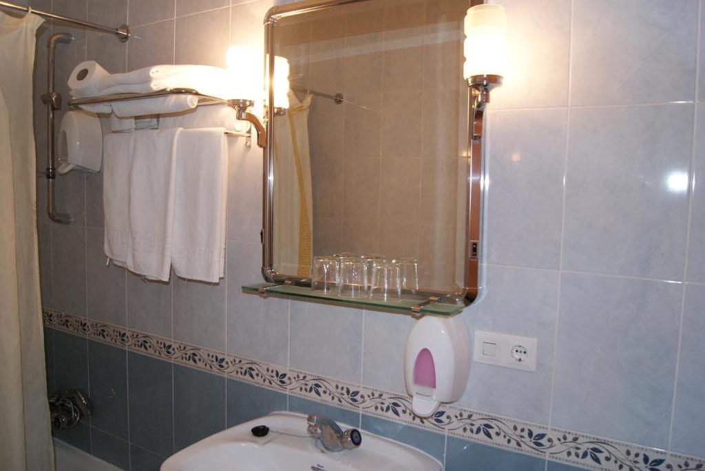 Hotel Alameda Alba De Tormes Oda fotoğraf