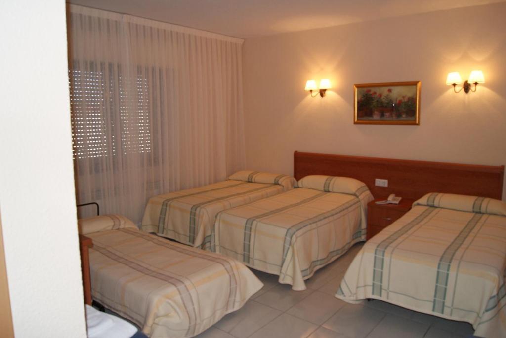 Hotel Alameda Alba De Tormes Oda fotoğraf