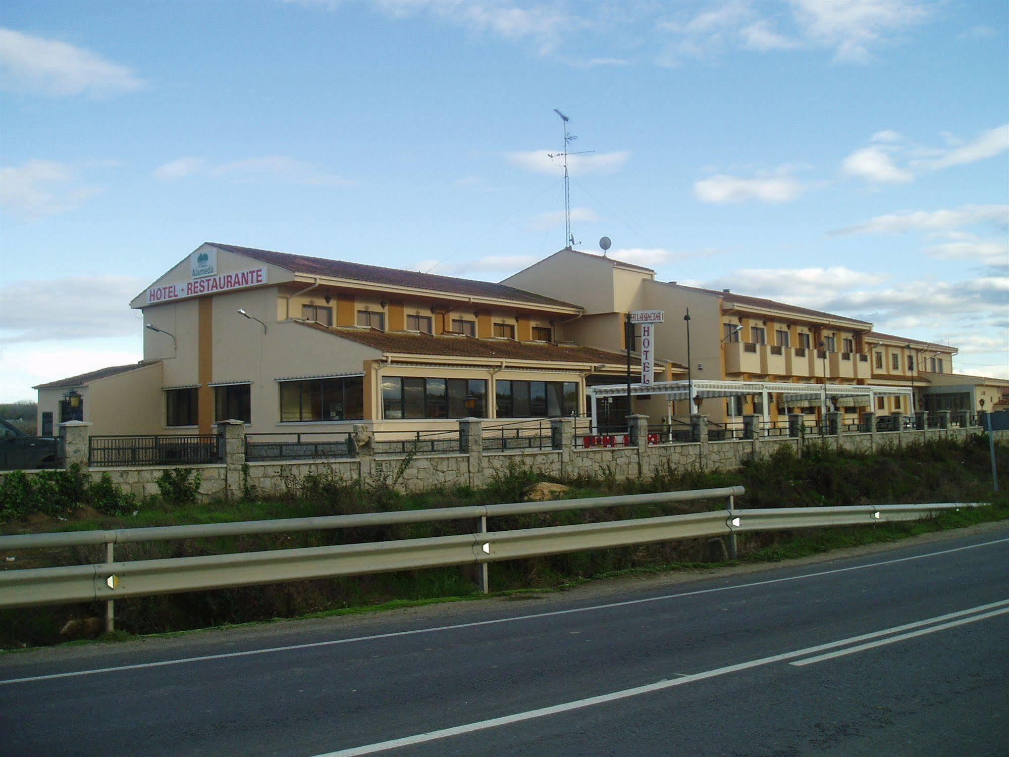 Hotel Alameda Alba De Tormes Dış mekan fotoğraf